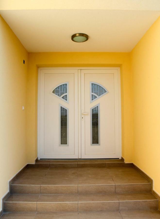 Apartmani Marin Vrbnik Exterior foto